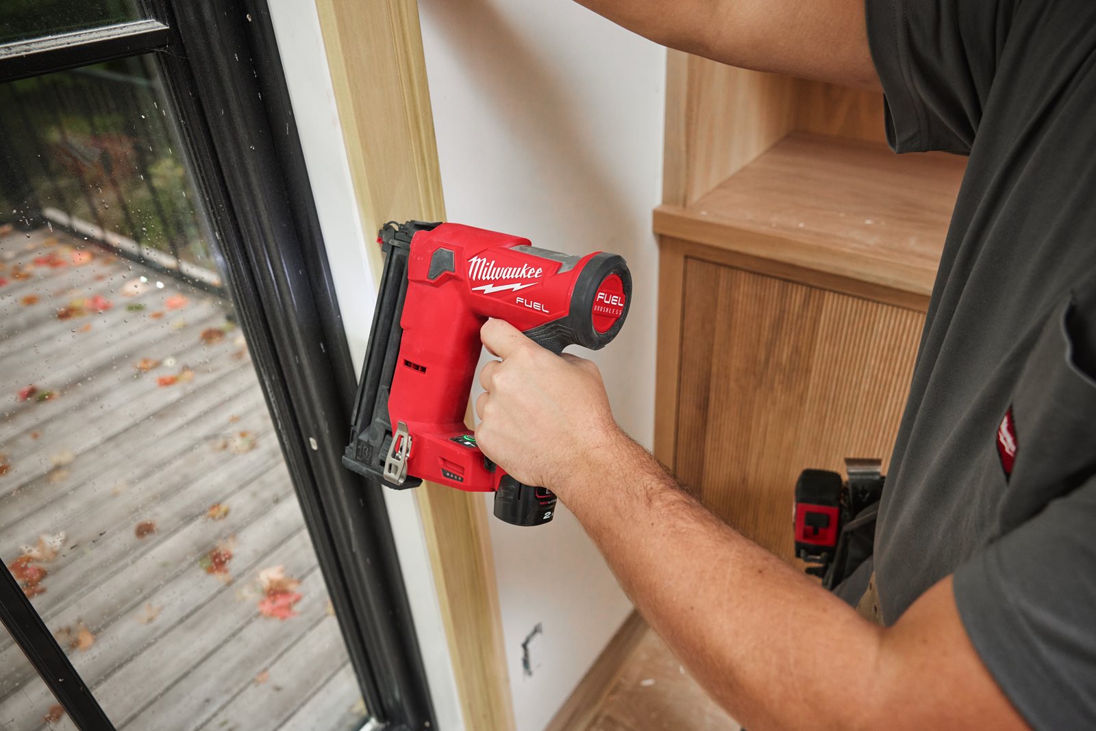 Pistol pentru cuie 18 GA M12 FUEL Milwaukee M12 FCN18GS-0X - in utilizare 4
