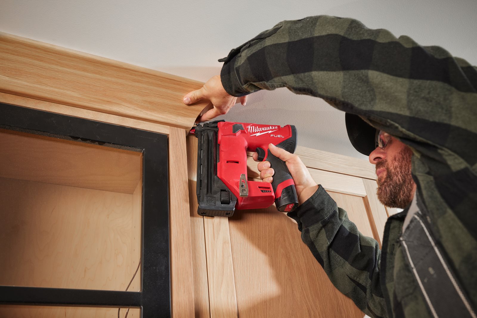 Pistol pentru cuie 18 GA M12 FUEL Milwaukee M12 FCN18GS-0X - in utilizare 6