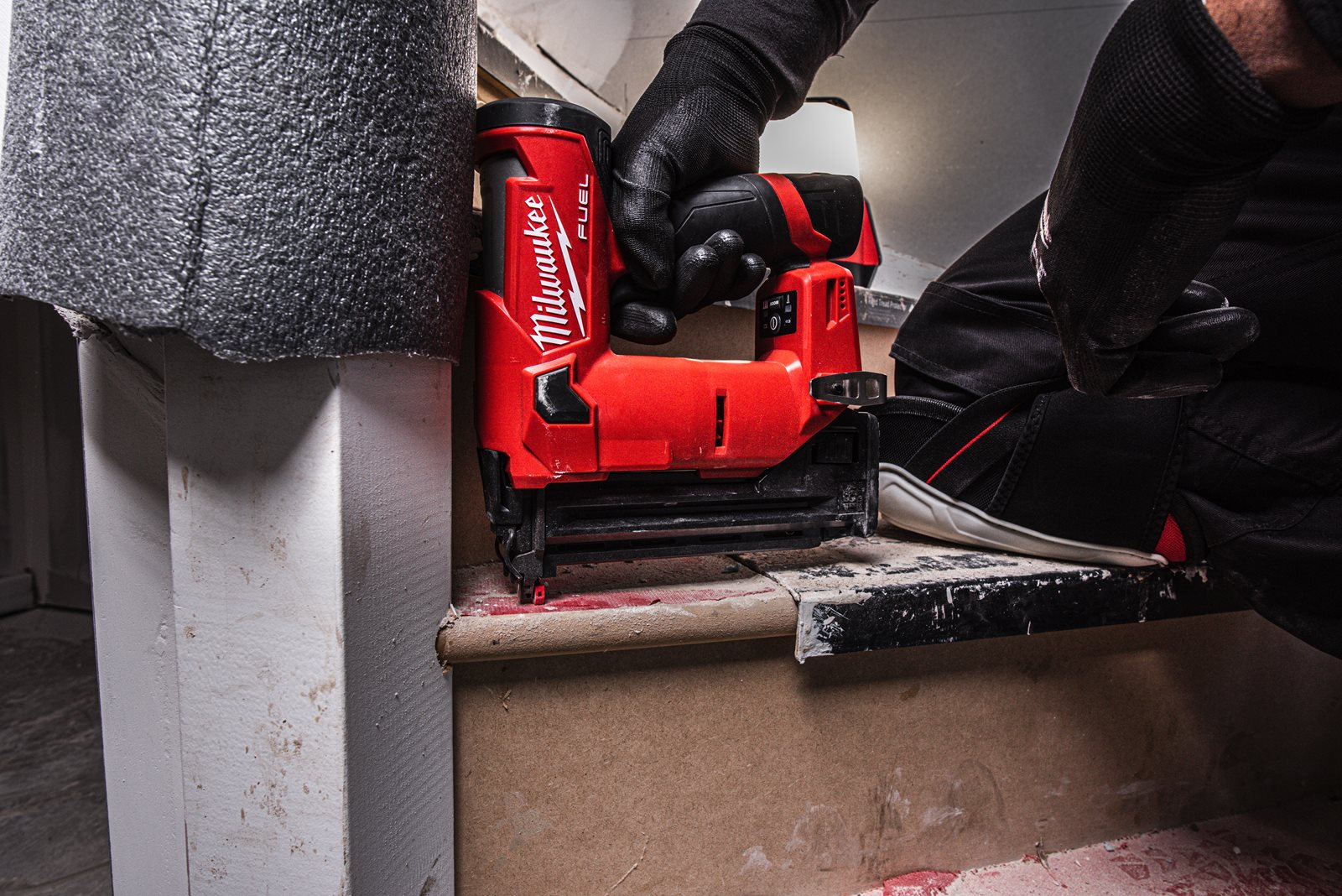 Pistol pentru cuie 18 GA M12 FUEL Milwaukee M12 FCN18GS-0X - in utilizare 9