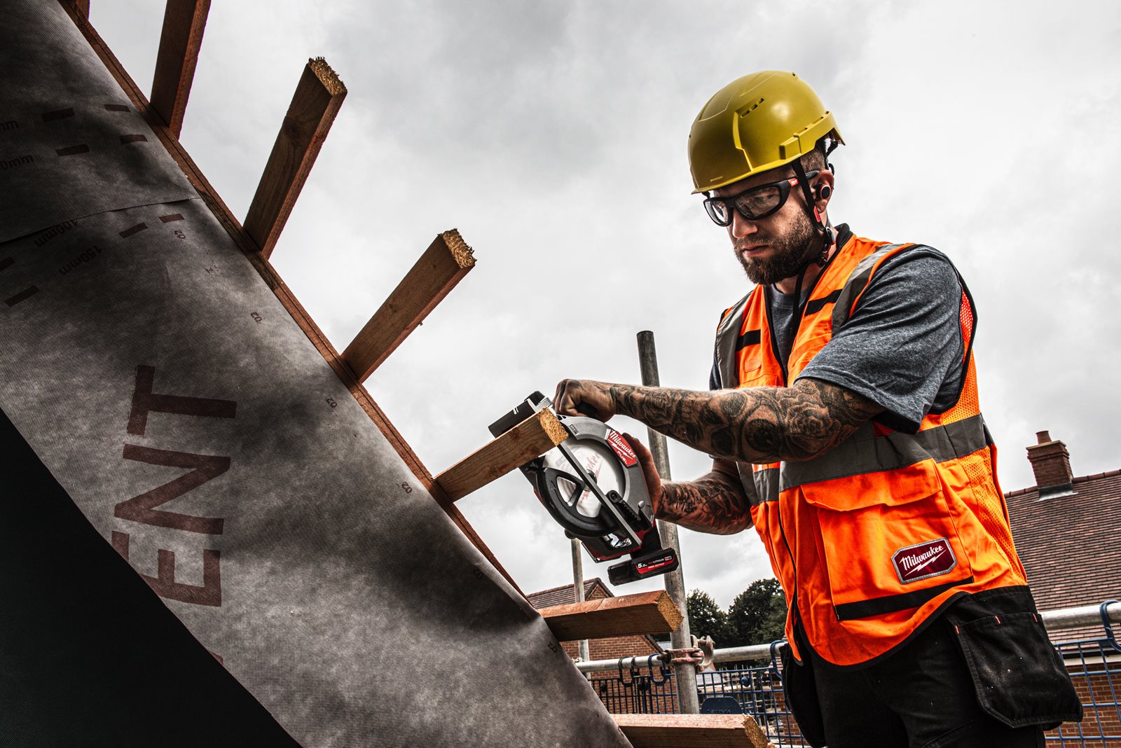Fierăstrău circular M12 FUEL sub compact Milwaukee M12 FCS442-0 - in utilizare 1