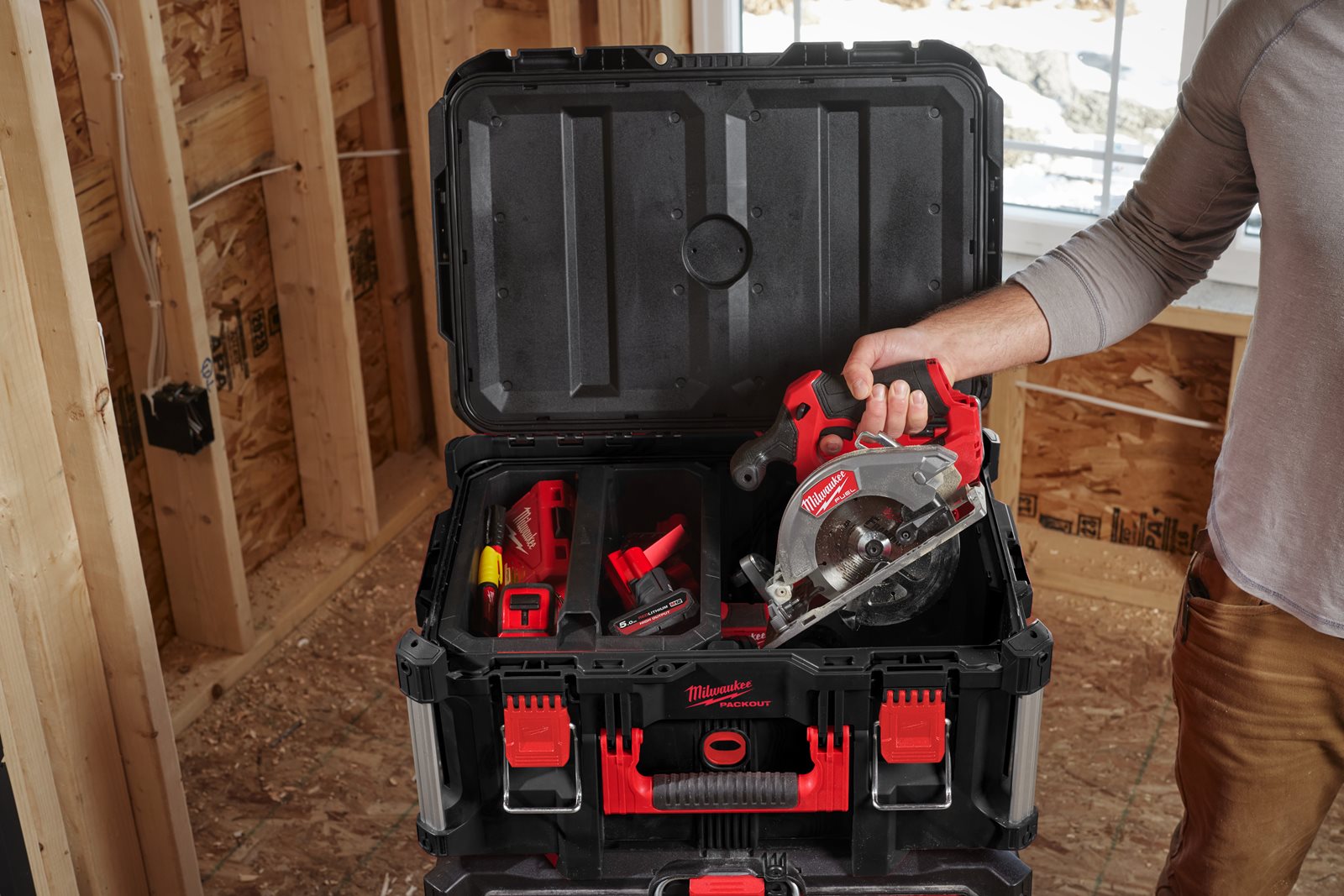 Fierăstrău circular M12 FUEL sub compact Milwaukee M12 FCS442-0 - in utilizare 10