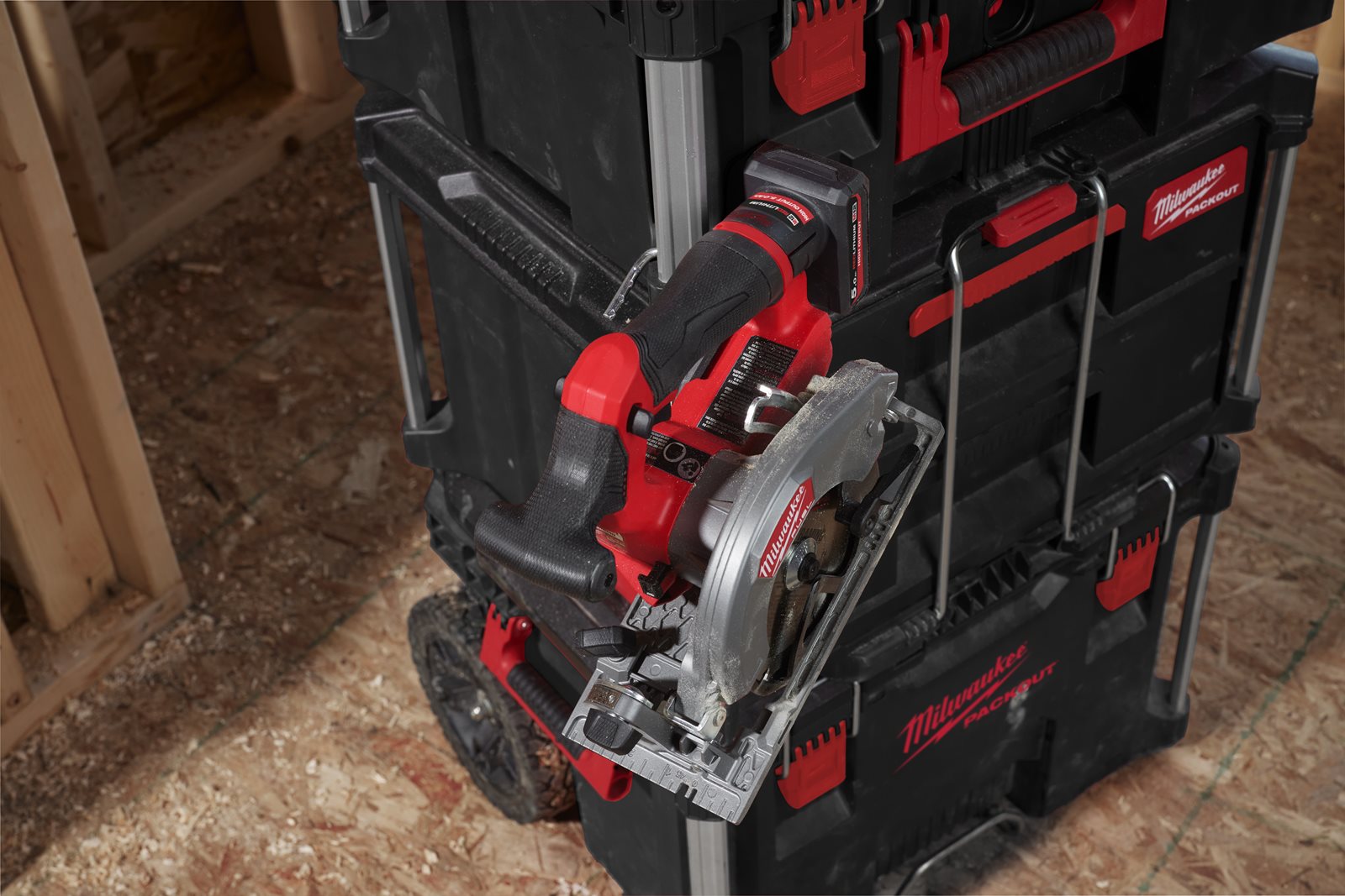 Fierăstrău circular M12 FUEL sub compact Milwaukee M12 FCS442-0 - in utilizare 11