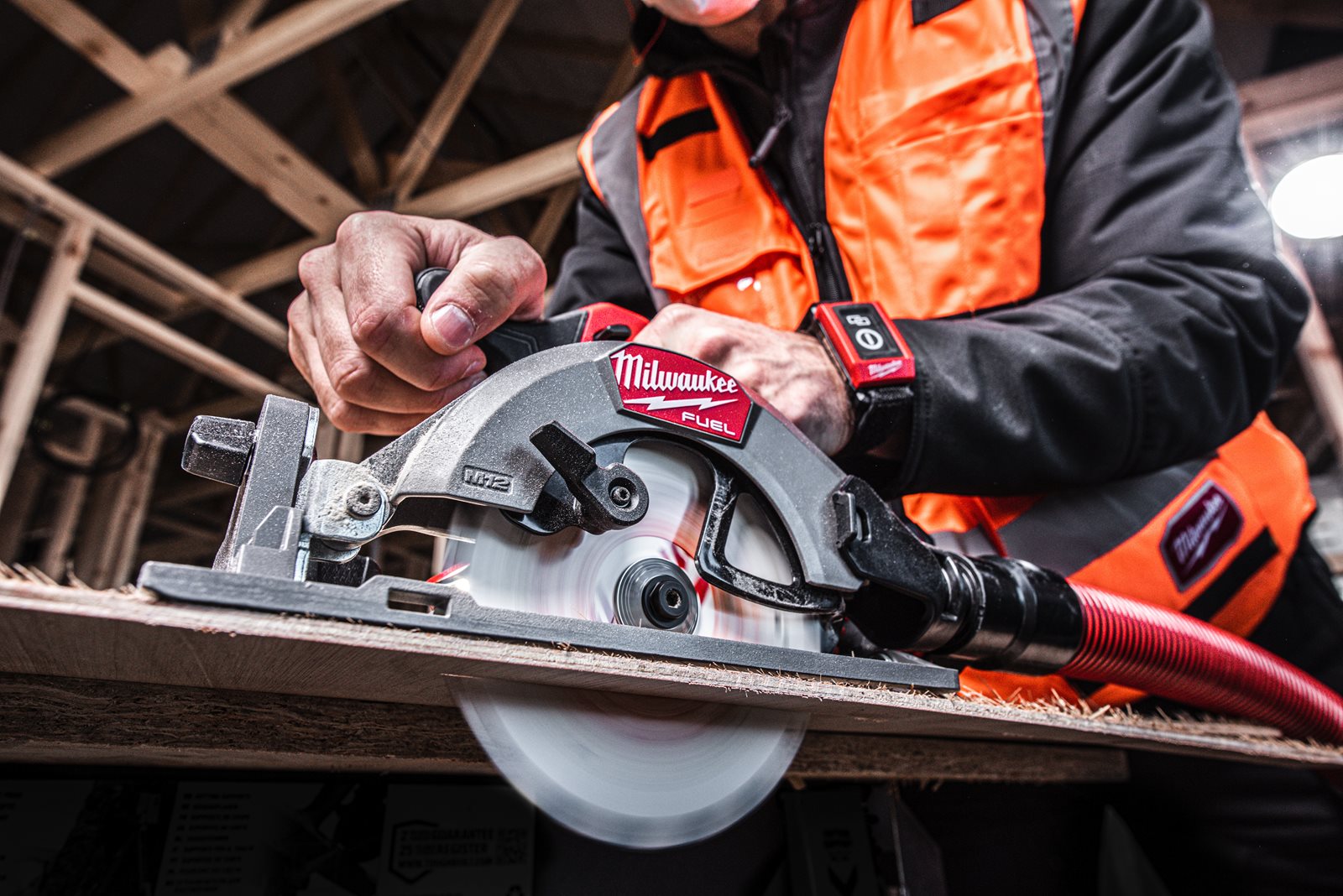 Fierăstrău circular M12 FUEL sub compact Milwaukee M12 FCS442-0 - in utilizare 13