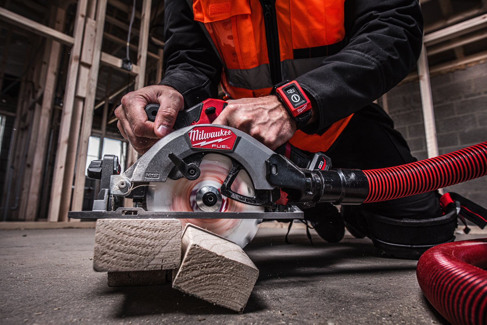 Fierăstrău circular M12 FUEL sub compact Milwaukee M12 FCS442-0 - in utilizare 14