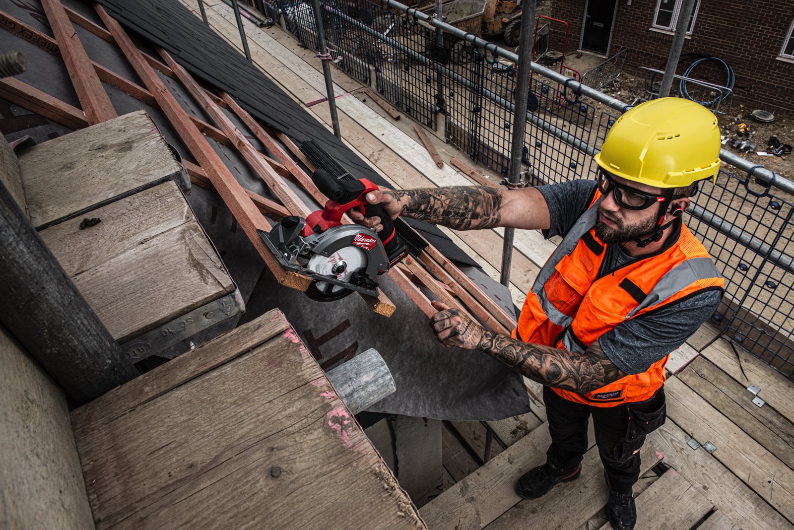 Fierăstrău circular M12 FUEL sub compact Milwaukee M12 FCS442-0 - in utilizare 2