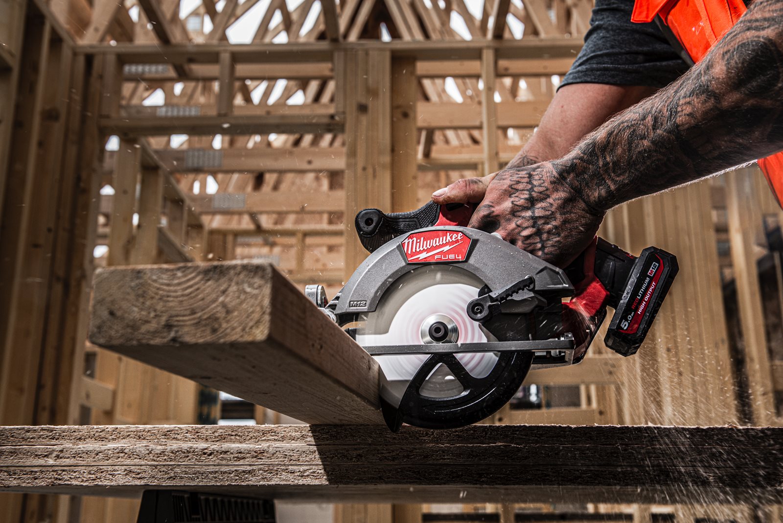 Fierăstrău circular M12 FUEL sub compact Milwaukee M12 FCS442-0 - in utilizare 3