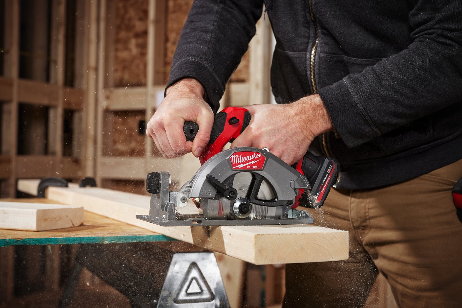 Fierăstrău circular M12 FUEL sub compact Milwaukee M12 FCS442-0 - in utilizare 4