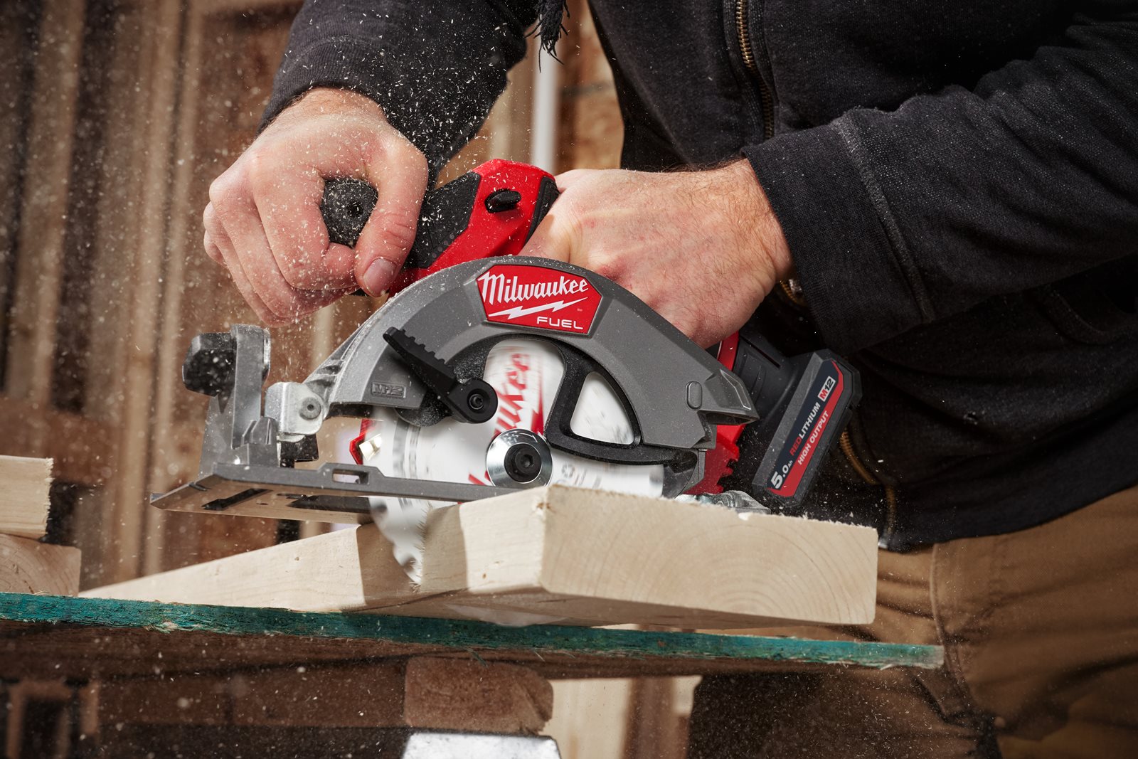Fierăstrău circular M12 FUEL sub compact Milwaukee M12 FCS442-0 - in utilizare 5