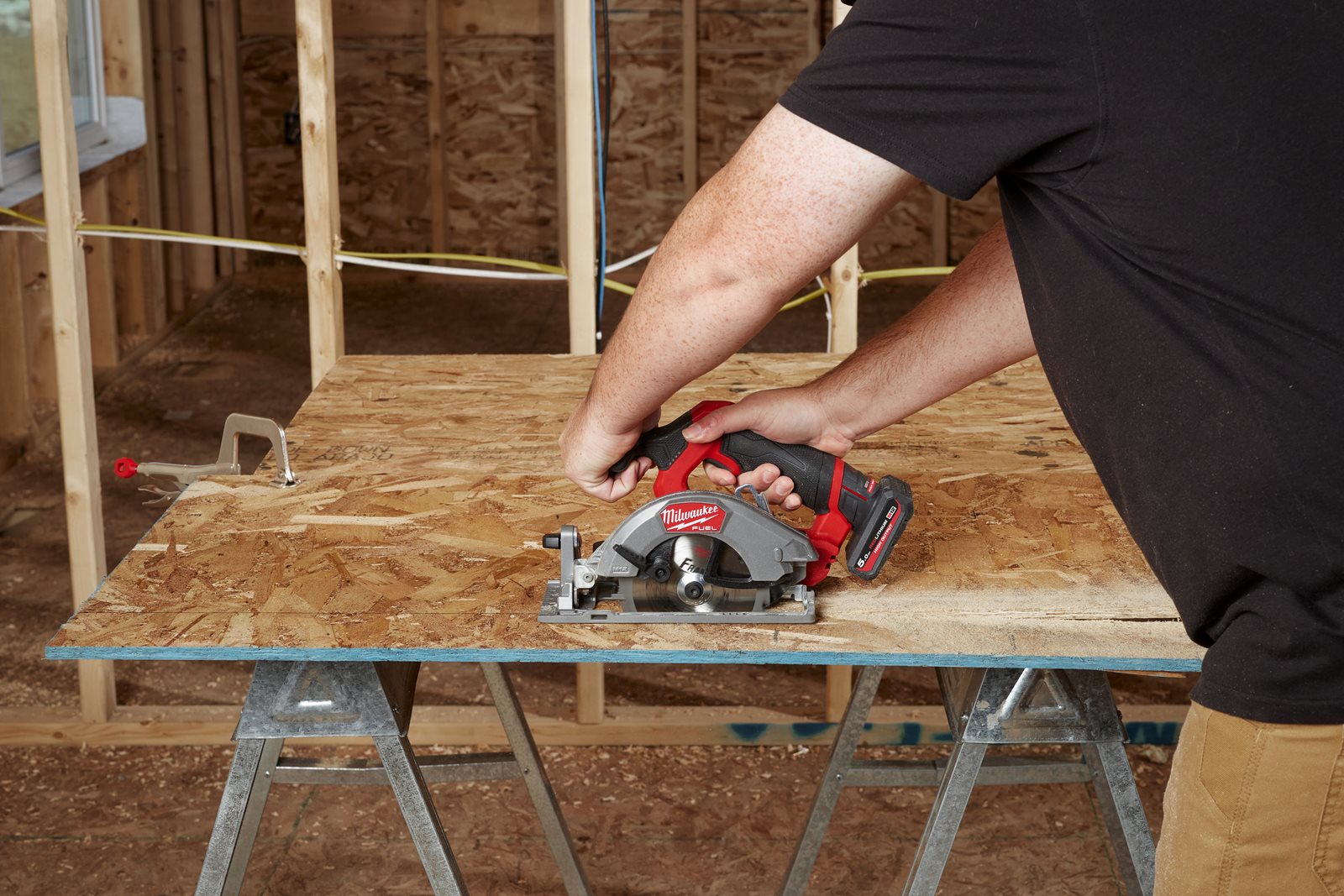 Fierăstrău circular M12 FUEL sub compact Milwaukee M12 FCS442-0 - in utilizare 7