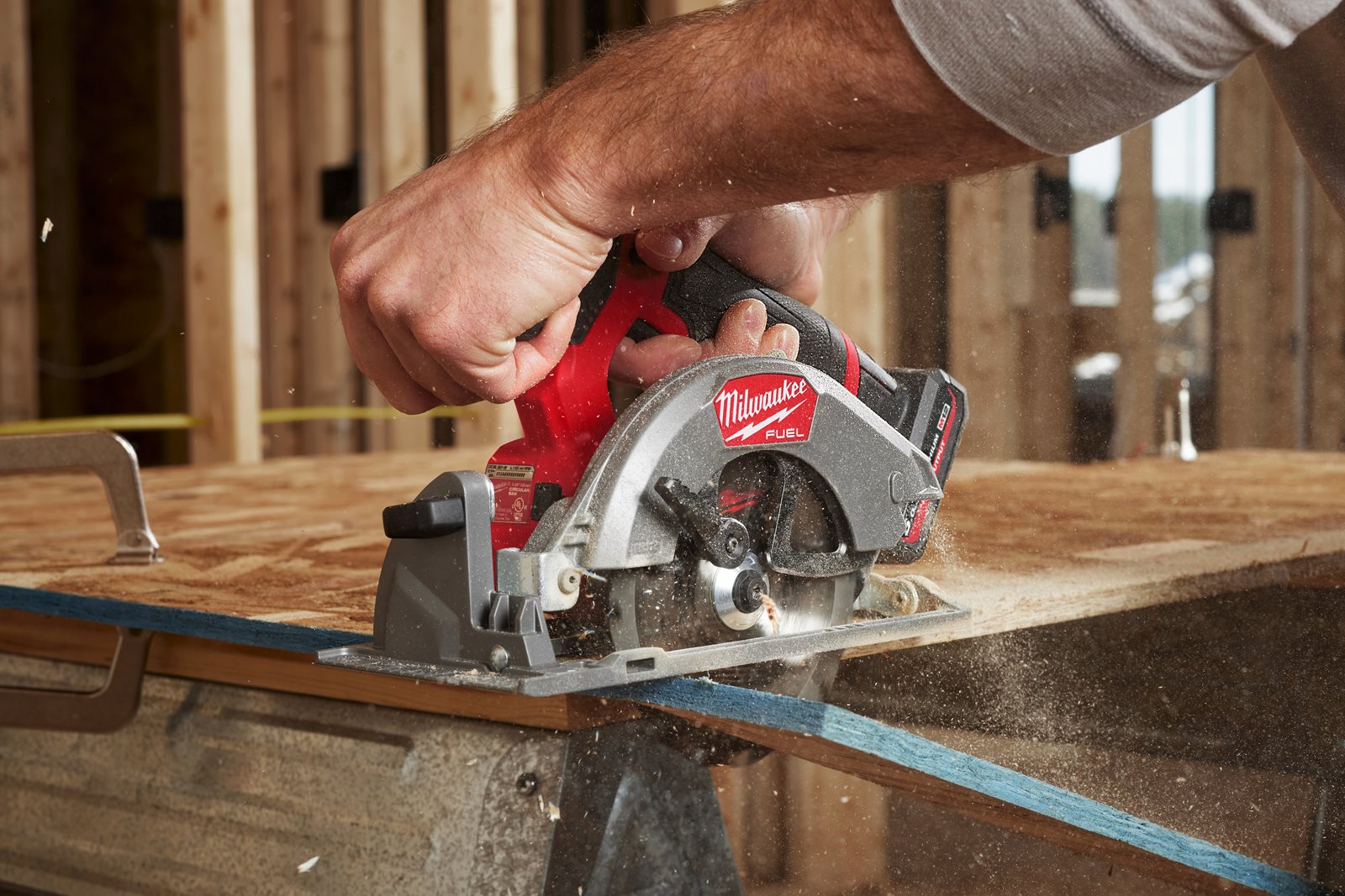 Fierăstrău circular M12 FUEL sub compact Milwaukee M12 FCS442-0 - in utilizare 8