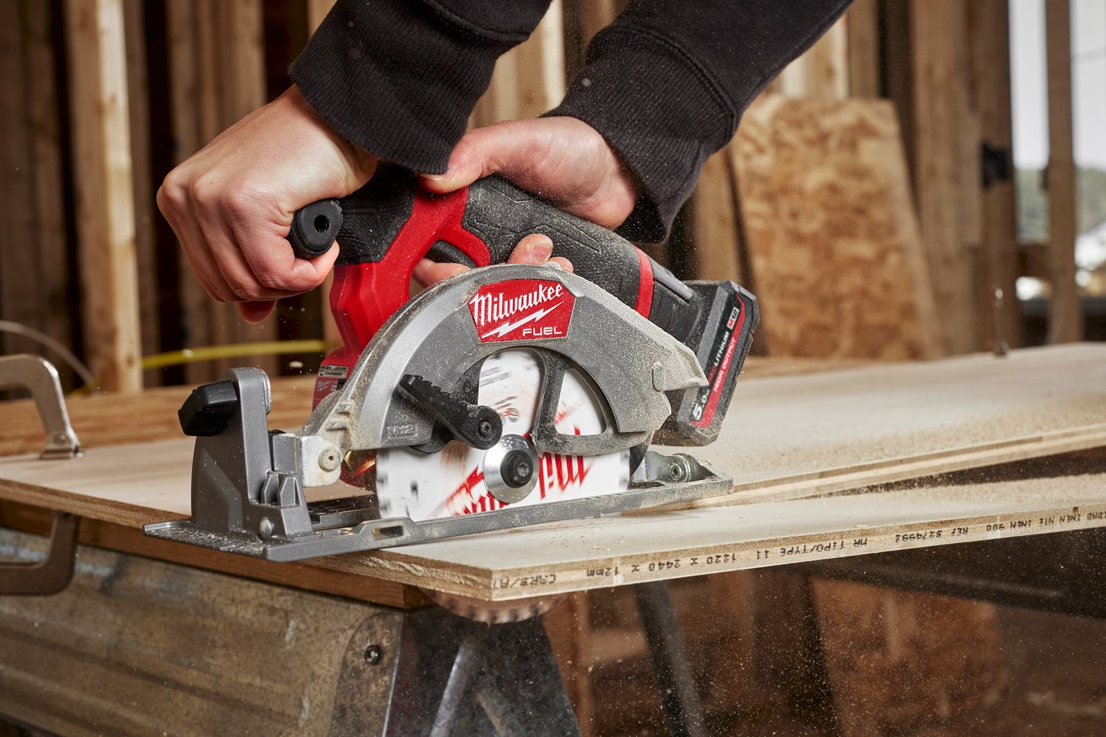 Fierăstrău circular M12 FUEL sub compact Milwaukee M12 FCS442-0 - in utilizare 9