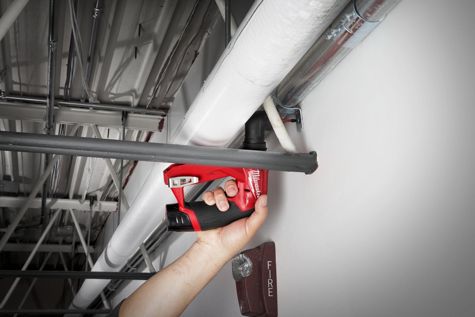 Mașină de găurit și înșurubat M12 FUEL cu accesorii interschimbabile Milwaukee M12 FDDX-0 - in utilizare 1