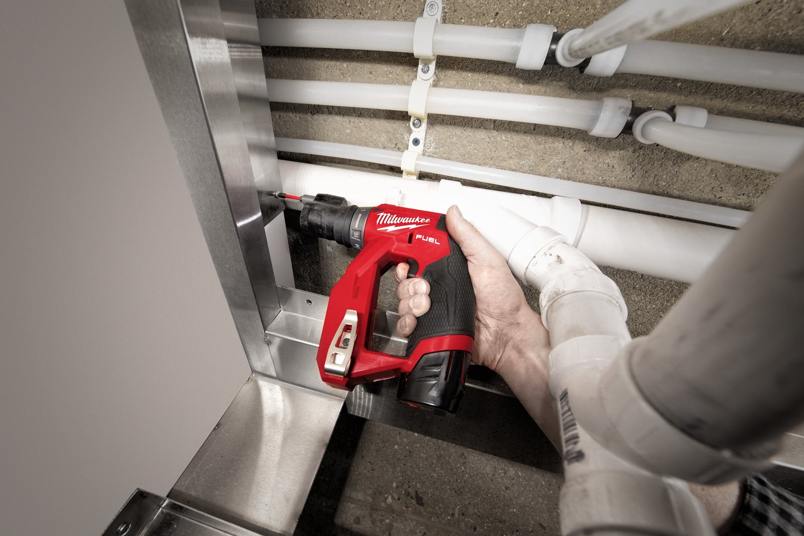 Mașină de găurit și înșurubat M12 FUEL cu accesorii interschimbabile Milwaukee M12 FDDX-0 - in utilizare 2