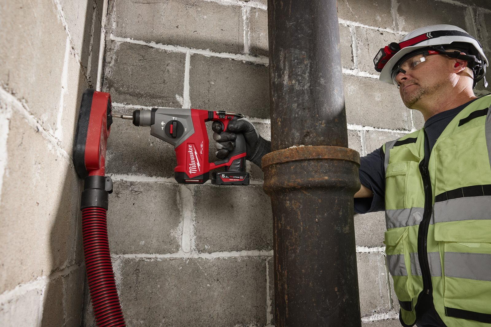 Ciocan rotopercutor SDS-plus M12 FUEL compact 16 mm Milwaukee M12 FHAC16-0 - in utilizare 1