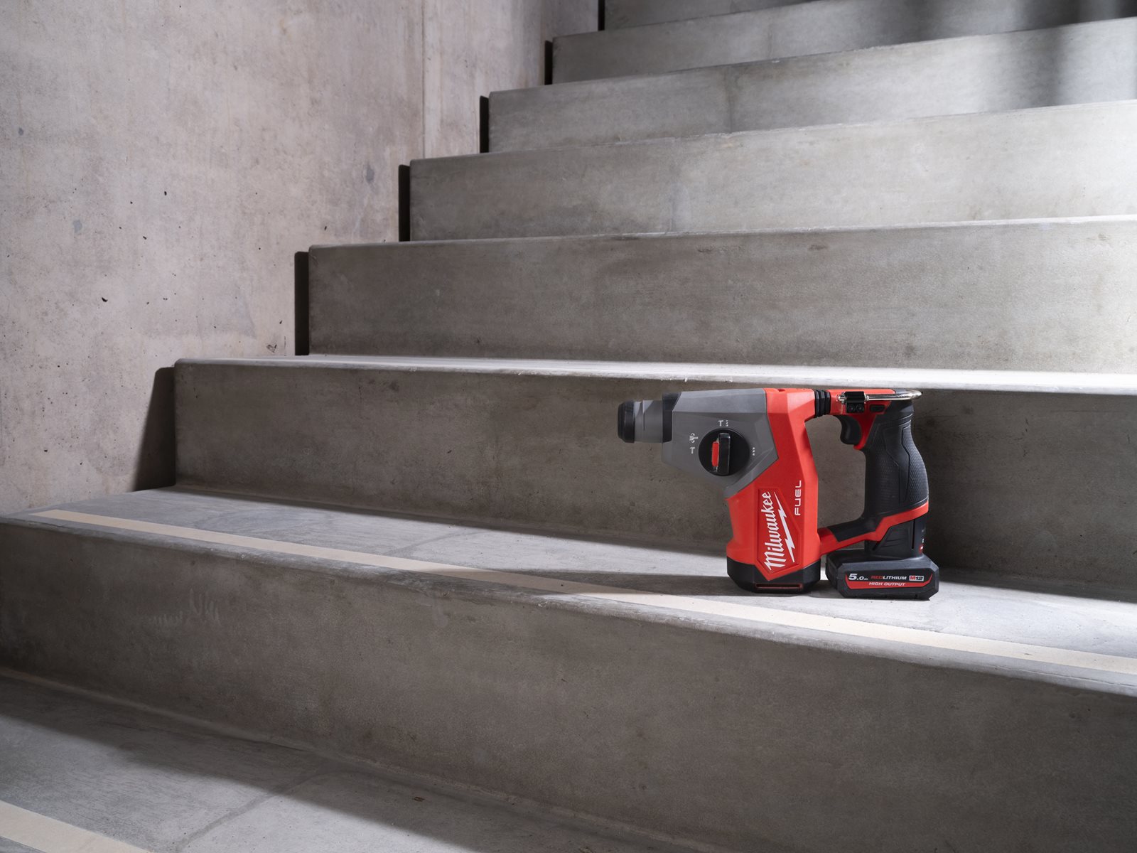Ciocan rotopercutor SDS-plus M12 FUEL compact 16 mm Milwaukee M12 FHAC16-0 - in utilizare 10