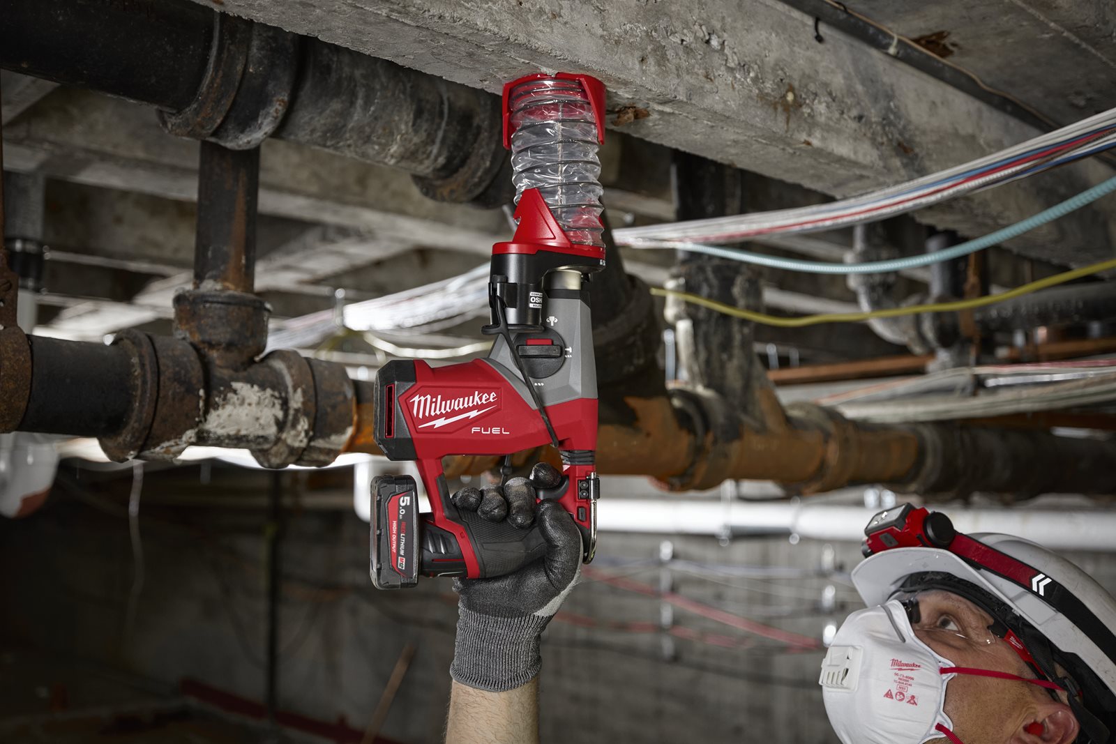 Ciocan rotopercutor SDS-plus M12 FUEL compact 16 mm Milwaukee M12 FHAC16-0 - in utilizare 2