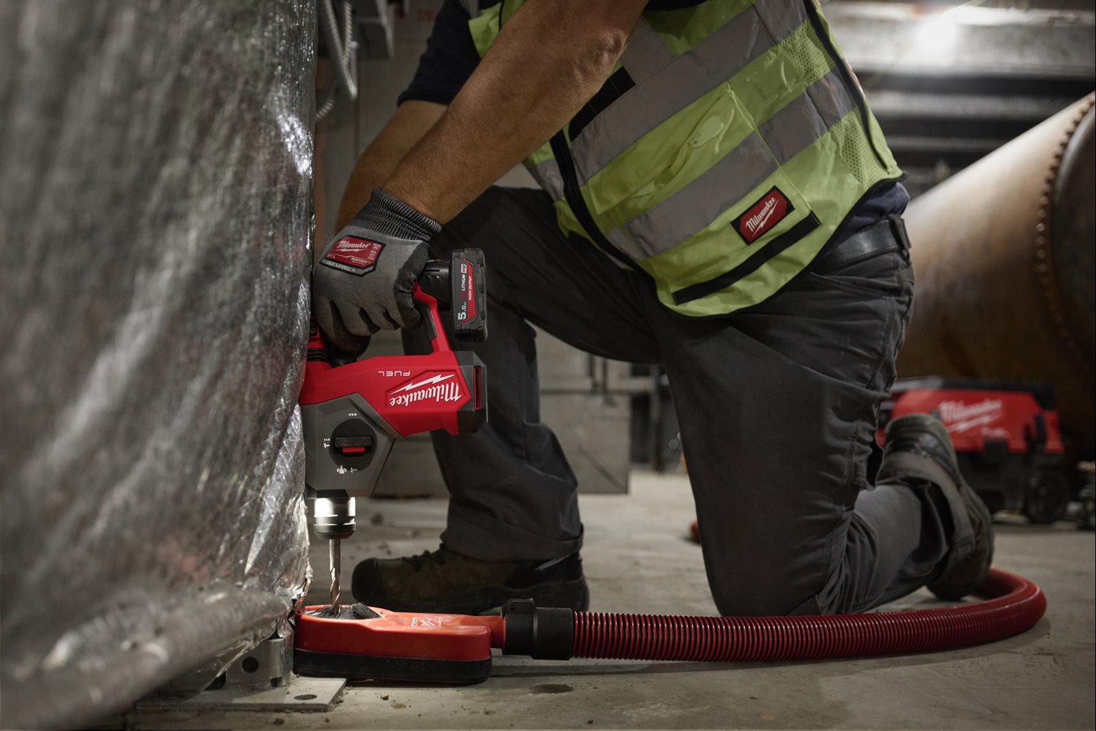 Ciocan rotopercutor SDS-plus M12 FUEL compact 16 mm Milwaukee M12 FHAC16-0 - in utilizare 3
