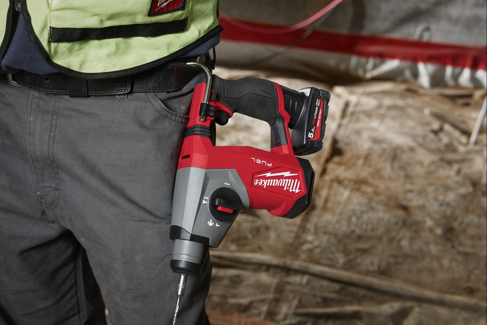Ciocan rotopercutor SDS-plus M12 FUEL compact 16 mm Milwaukee M12 FHAC16-0 - in utilizare 4