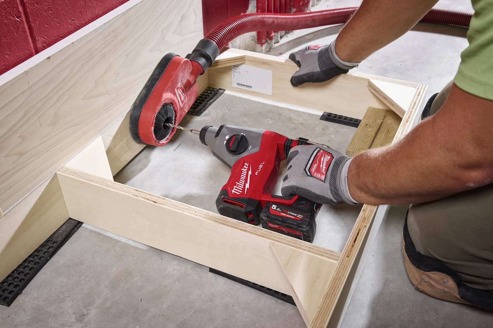 Ciocan rotopercutor SDS-plus M12 FUEL compact 16 mm Milwaukee M12 FHAC16-0 - in utilizare 6