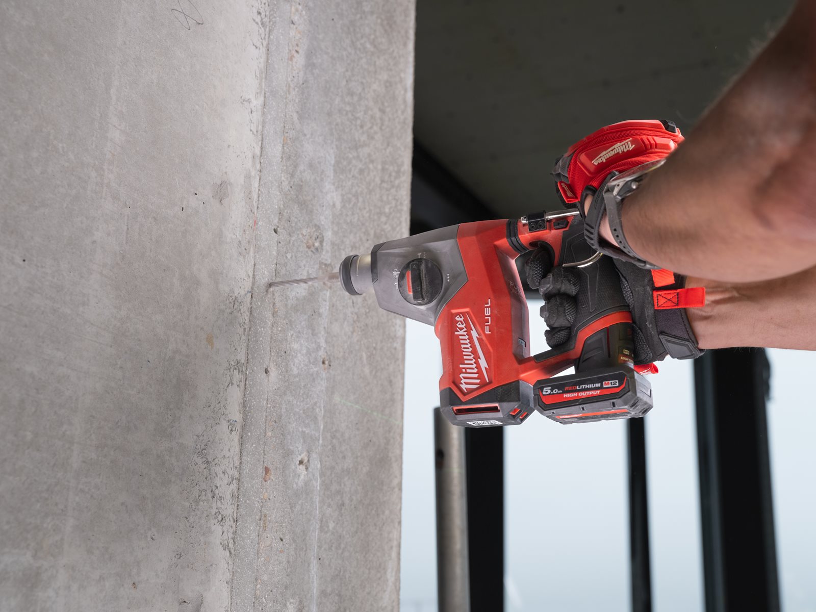 Ciocan rotopercutor SDS-plus M12 FUEL compact 16 mm Milwaukee M12 FHAC16-0 - in utilizare 7