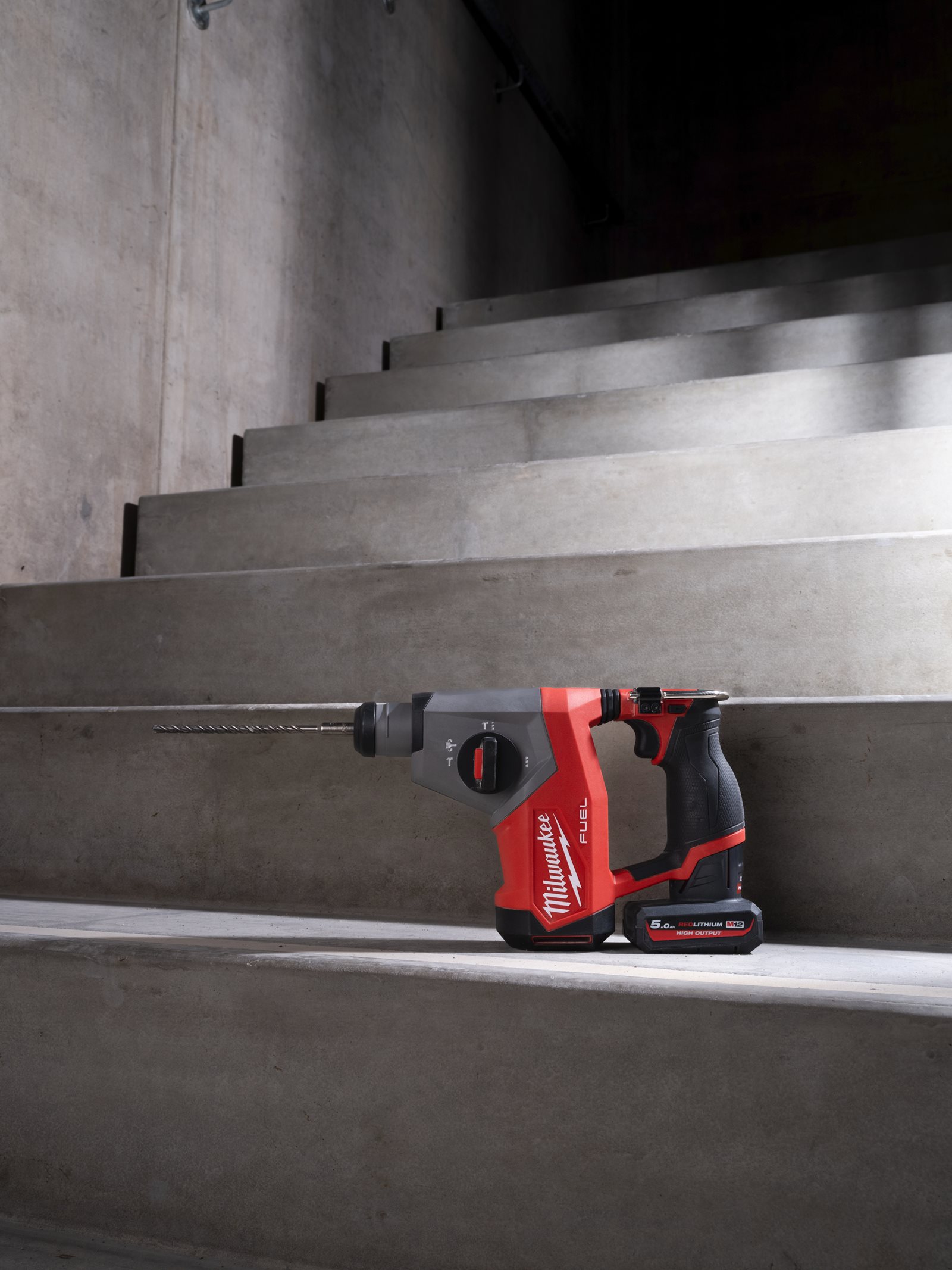 Ciocan rotopercutor SDS-plus M12 FUEL compact 16 mm Milwaukee M12 FHAC16-0 - in utilizare 9