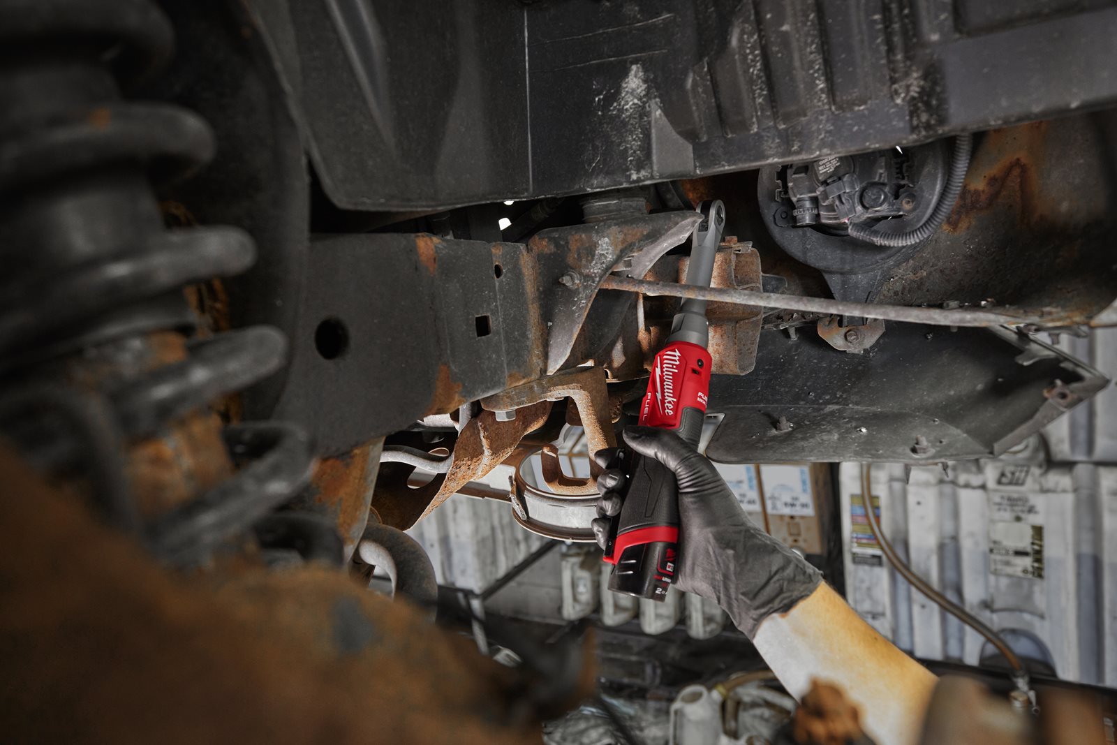 Antrenor cu clichet 1/4" M12 FUEL cu viteză ridicată în variantă extinsă Milwaukee M12 FHIR14LR-0 - in utilizare 1