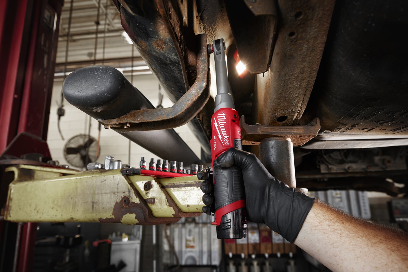 Antrenor cu clichet 1/4" M12 FUEL cu viteză ridicată în variantă extinsă Milwaukee M12 FHIR14LR-0 - in utilizare 2