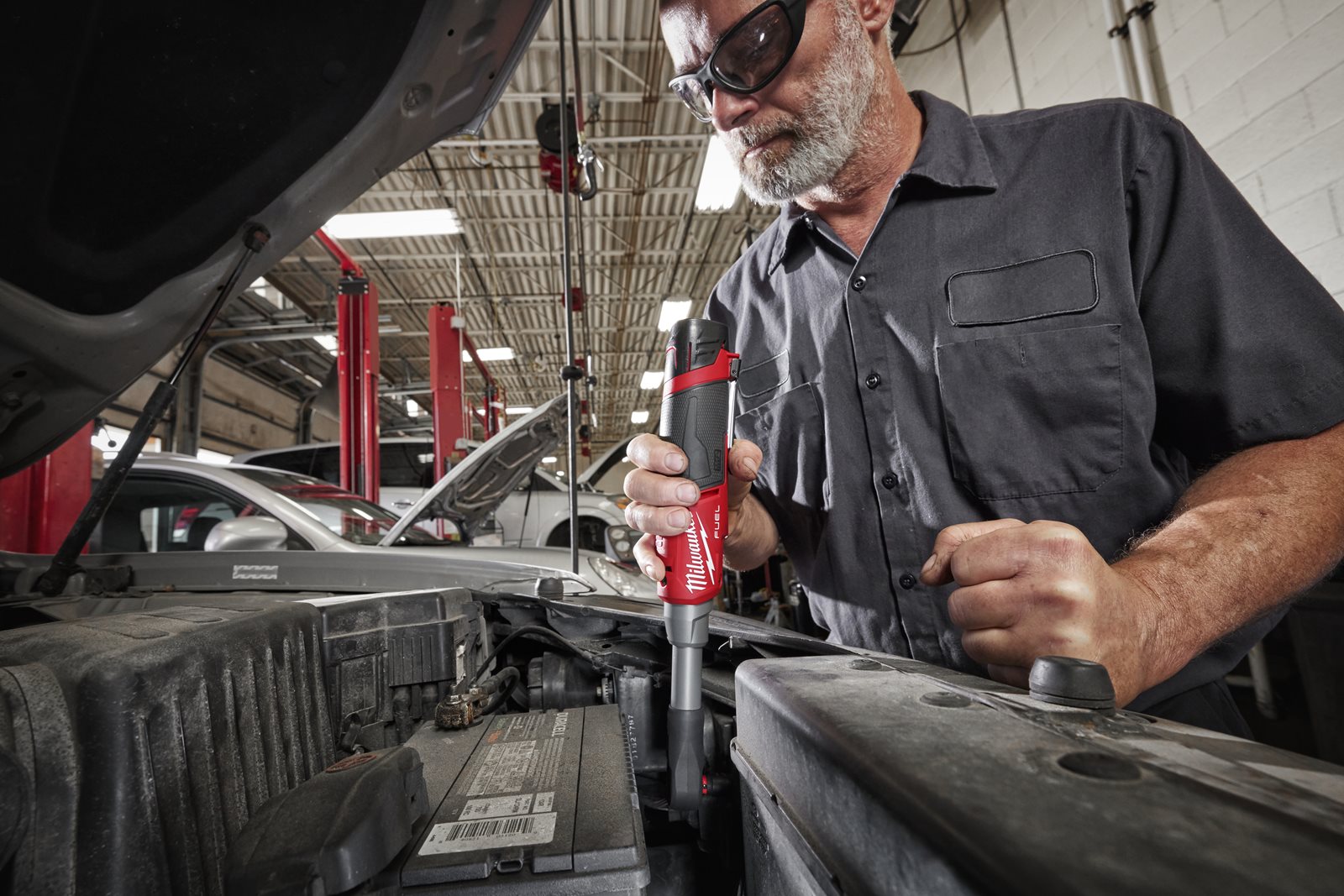 Antrenor cu clichet 1/4" M12 FUEL cu viteză ridicată în variantă extinsă Milwaukee M12 FHIR14LR-0 - in utilizare 3