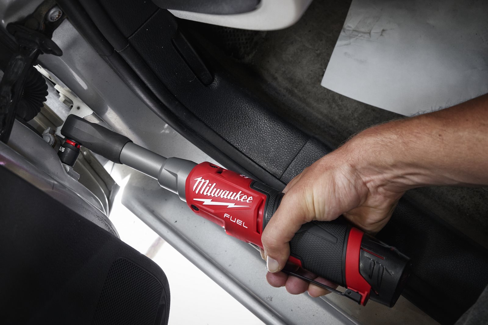 Antrenor cu clichet 1/4" M12 FUEL cu viteză ridicată în variantă extinsă Milwaukee M12 FHIR14LR-0 - in utilizare 4