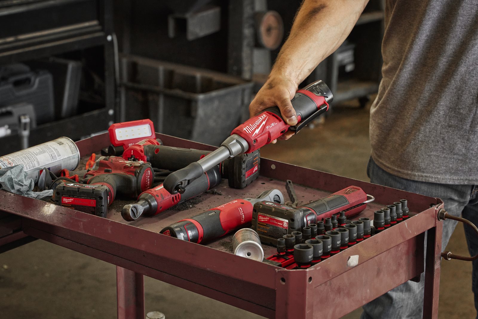 Antrenor cu clichet 1/4" M12 FUEL cu viteză ridicată în variantă extinsă Milwaukee M12 FHIR14LR-0 - in utilizare 5