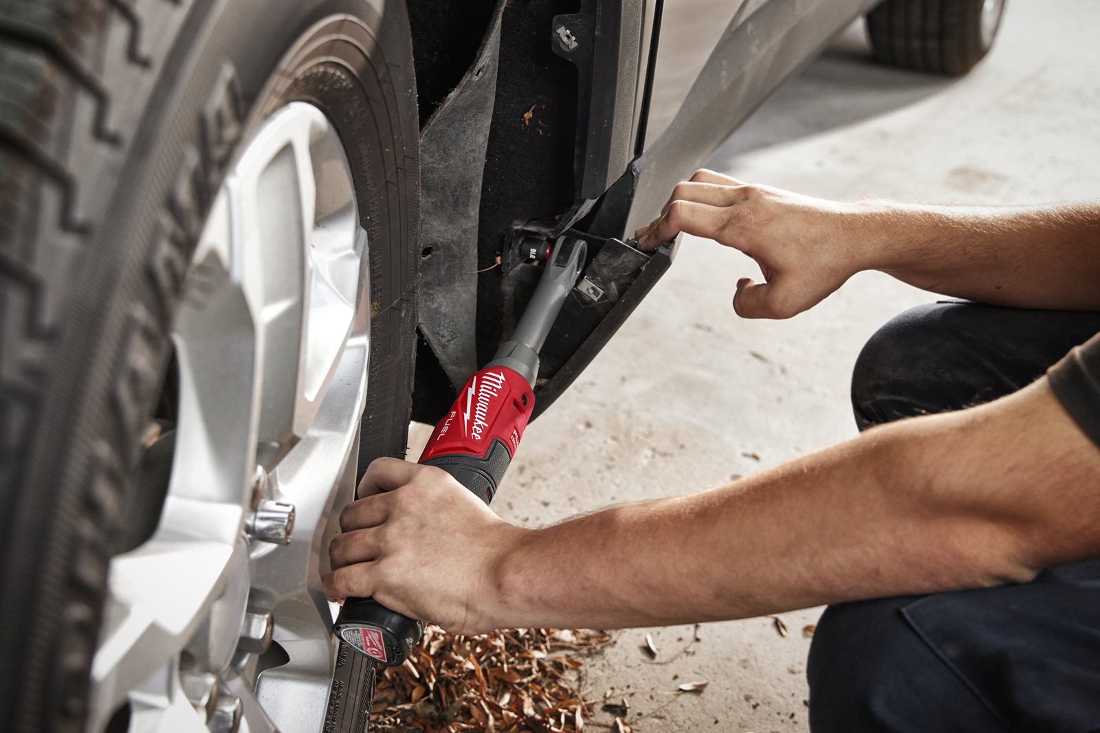 Antrenor cu clichet 1/4" M12 FUEL cu viteză ridicată în variantă extinsă Milwaukee M12 FHIR14LR-0 - in utilizare 6