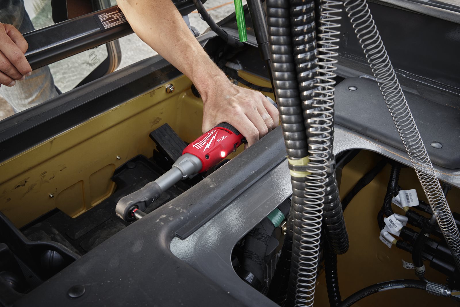 Antrenor cu clichet 1/4" M12 FUEL cu viteză ridicată în variantă extinsă Milwaukee M12 FHIR14LR-0 - in utilizare 7