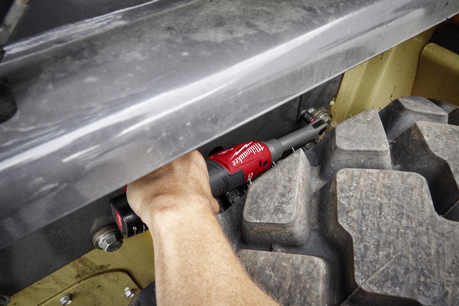 Antrenor cu clichet 1/4" M12 FUEL cu viteză ridicată în variantă extinsă Milwaukee M12 FHIR14LR-0 - in utilizare 8