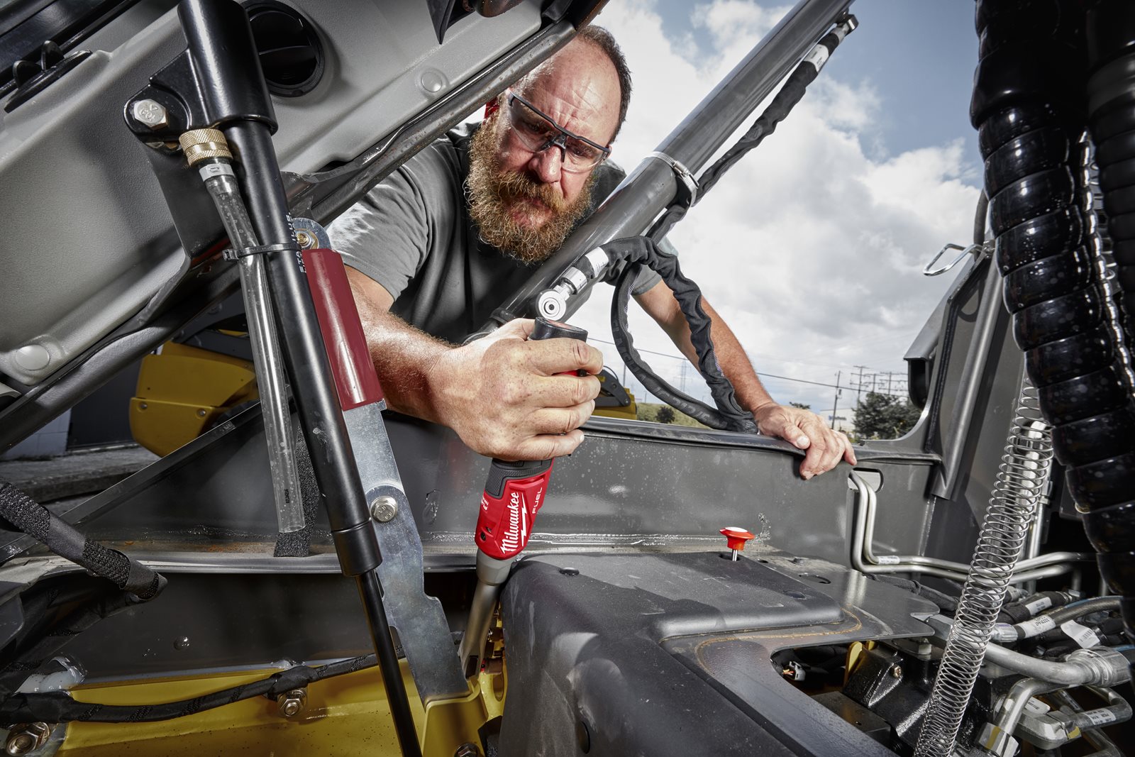 Antrenor cu clichet 1/4" M12 FUEL cu viteză ridicată în variantă extinsă Milwaukee M12 FHIR14LR-0 - in utilizare 9