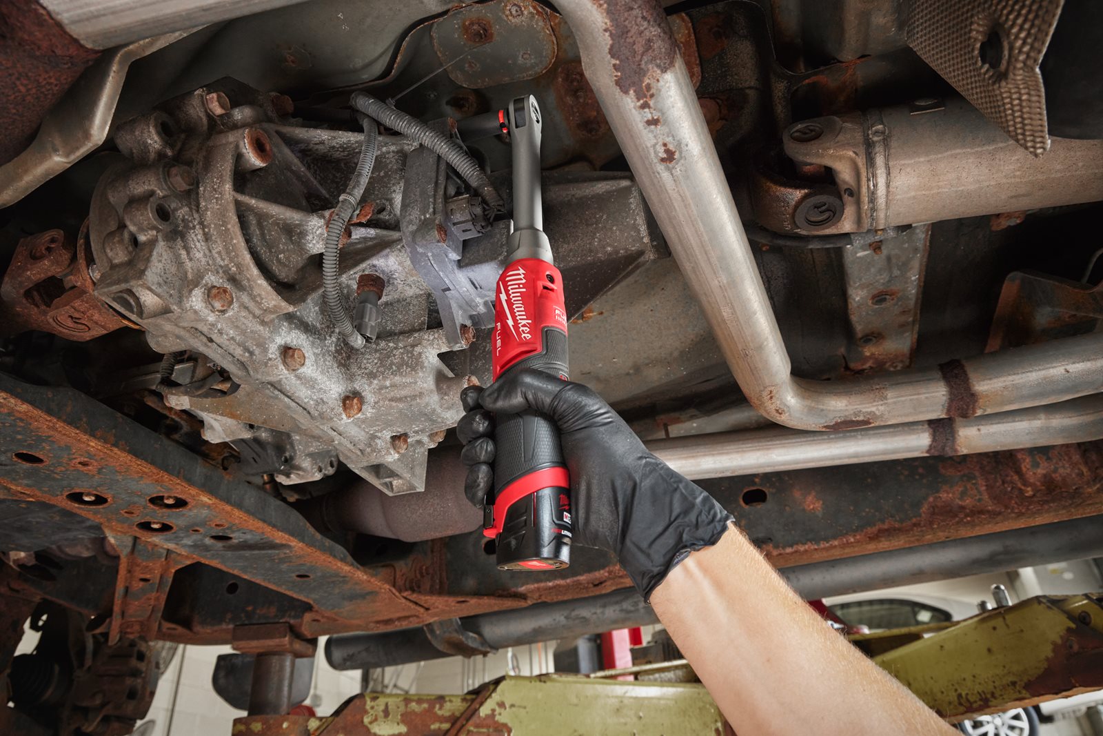 Antrenor cu clichet 3/8" M12 FUEL cu viteză ridicată în variantă extinsă Milwaukee M12 FHIR38LR-0 - in utilizare 1