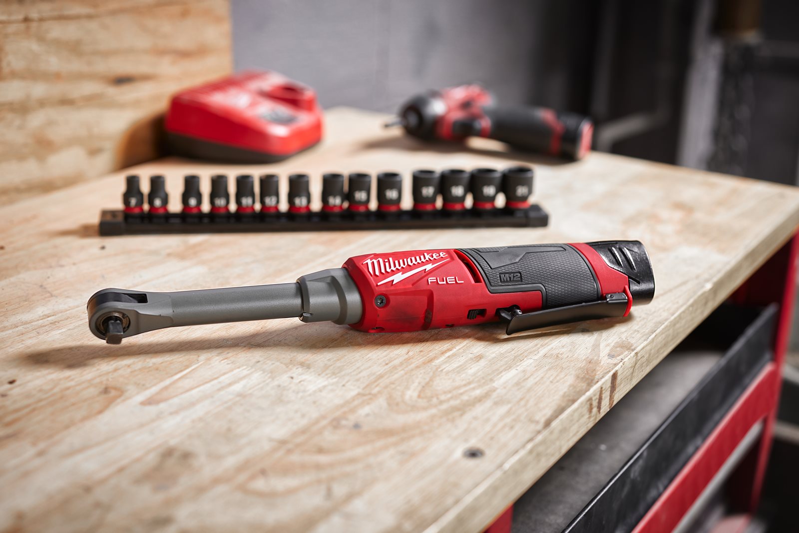 Antrenor cu clichet 3/8" M12 FUEL cu viteză ridicată în variantă extinsă Milwaukee M12 FHIR38LR-0 - in utilizare 2