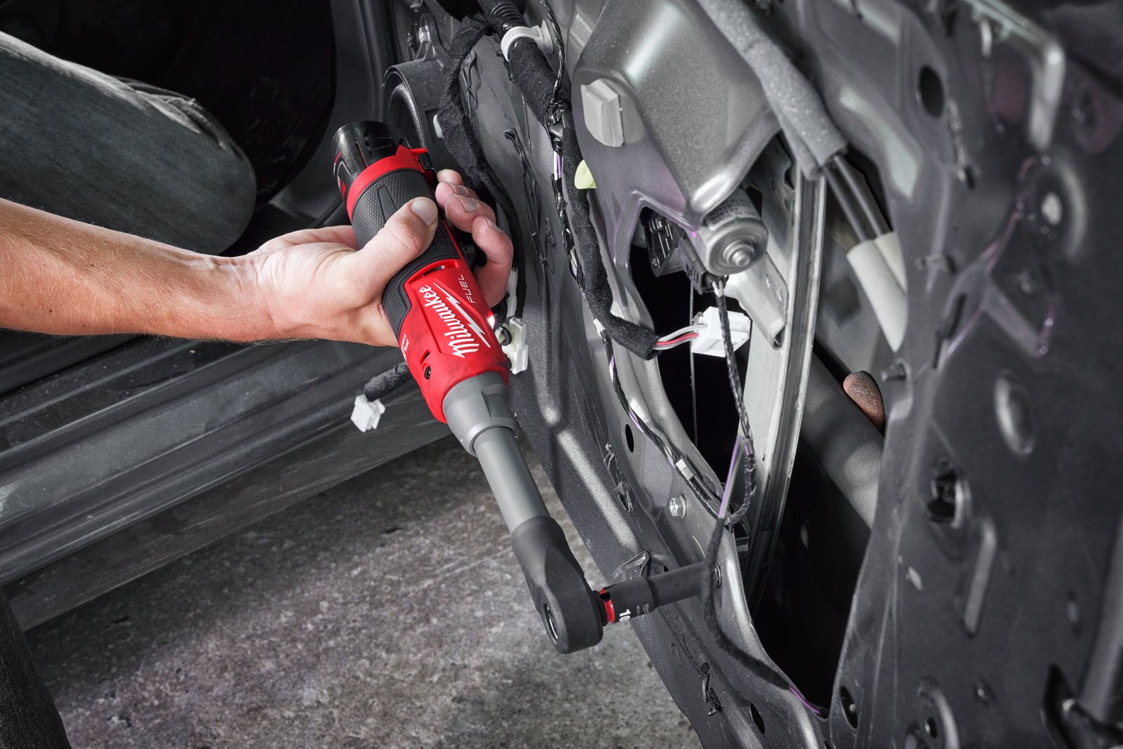 Antrenor cu clichet 3/8" M12 FUEL cu viteză ridicată în variantă extinsă Milwaukee M12 FHIR38LR-0 - in utilizare 4