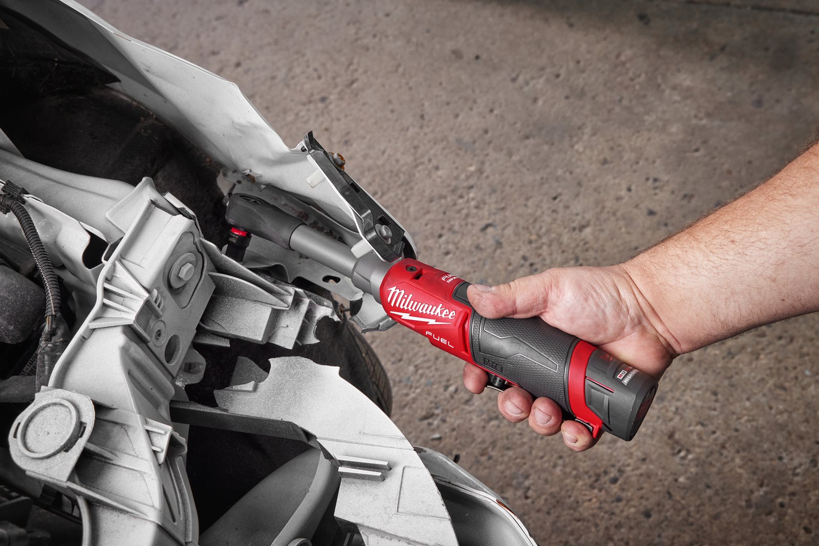Antrenor cu clichet 3/8" M12 FUEL cu viteză ridicată în variantă extinsă Milwaukee M12 FHIR38LR-0 - in utilizare 5