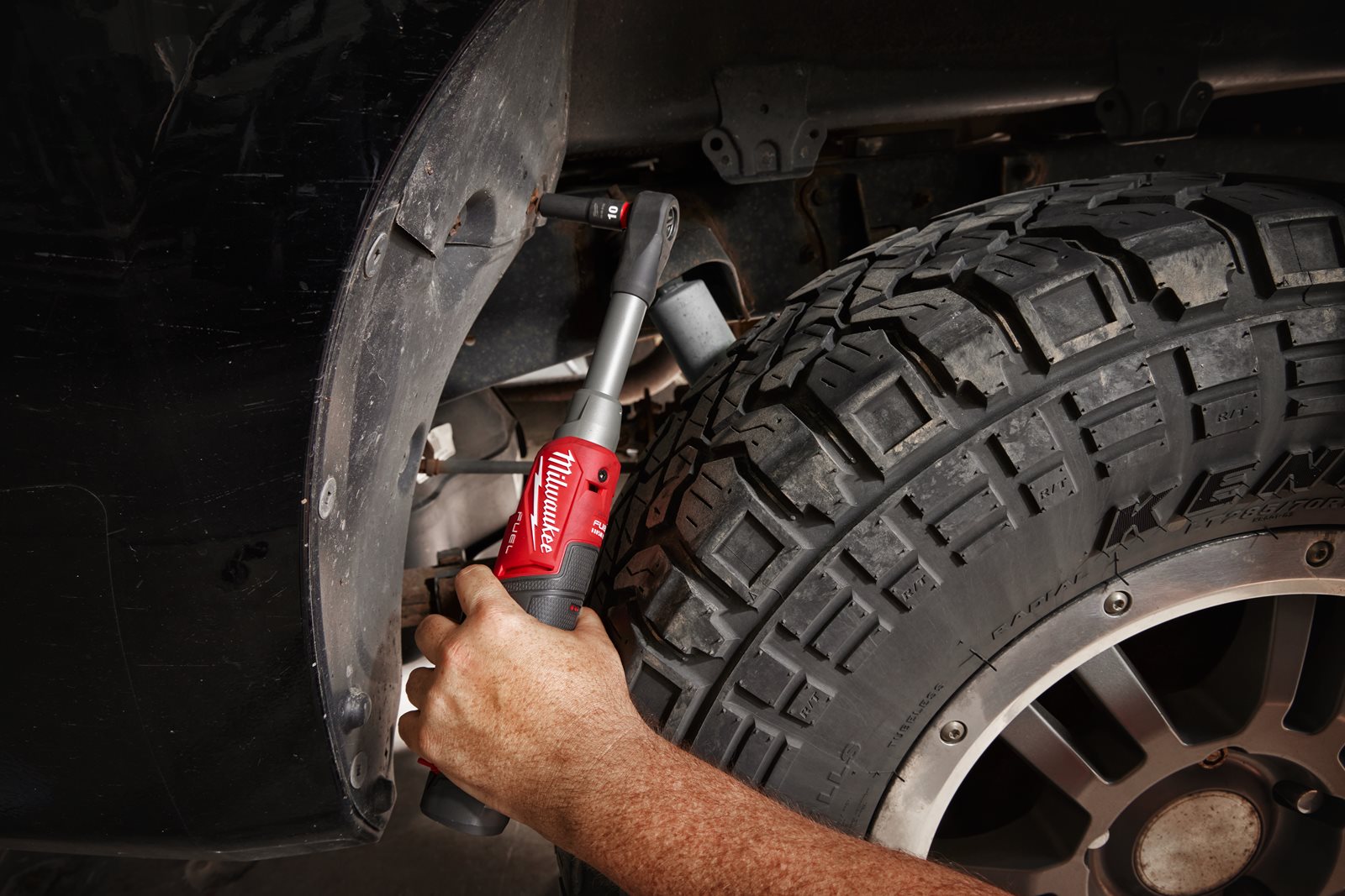 Antrenor cu clichet 3/8" M12 FUEL cu viteză ridicată în variantă extinsă Milwaukee M12 FHIR38LR-0 - in utilizare 6