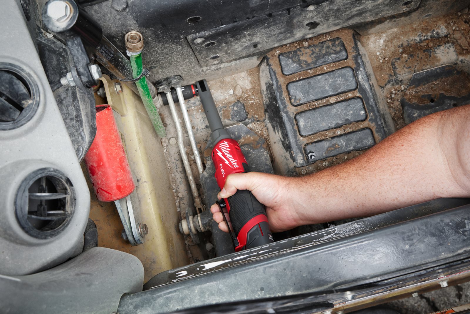 Antrenor cu clichet 3/8" M12 FUEL cu viteză ridicată în variantă extinsă Milwaukee M12 FHIR38LR-0 - in utilizare 8