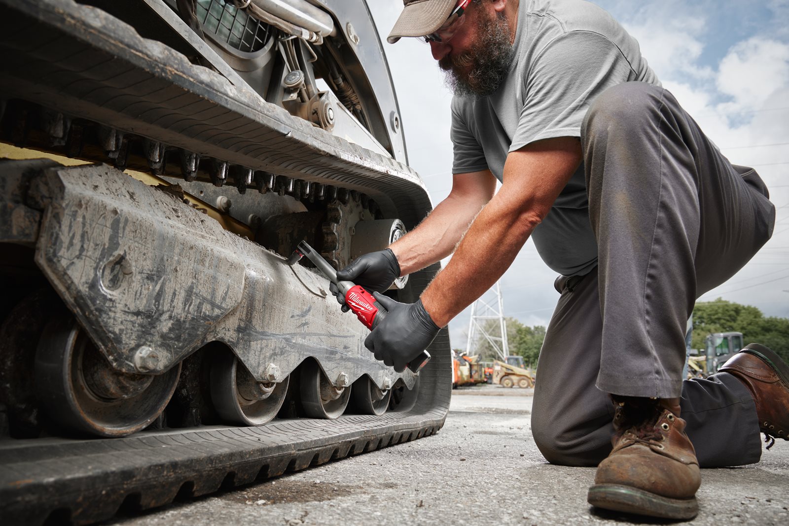 Antrenor cu clichet 3/8" M12 FUEL cu viteză ridicată în variantă extinsă Milwaukee M12 FHIR38LR-0 - in utilizare 9