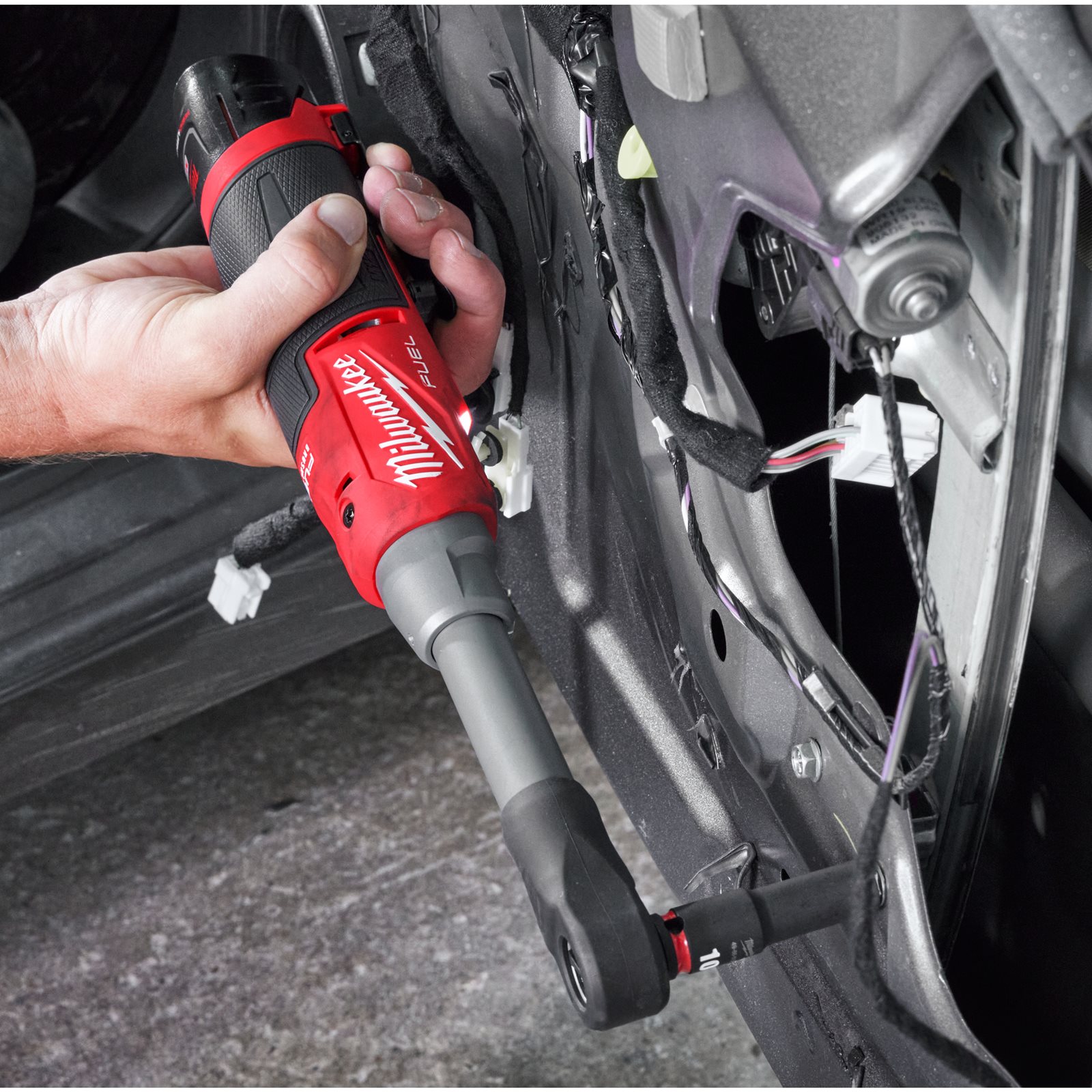 Antrenor cu clichet 3/8" M12 FUEL cu viteză ridicată în variantă extinsă Milwaukee M12 FHIR38LR-0 - detaliu 3