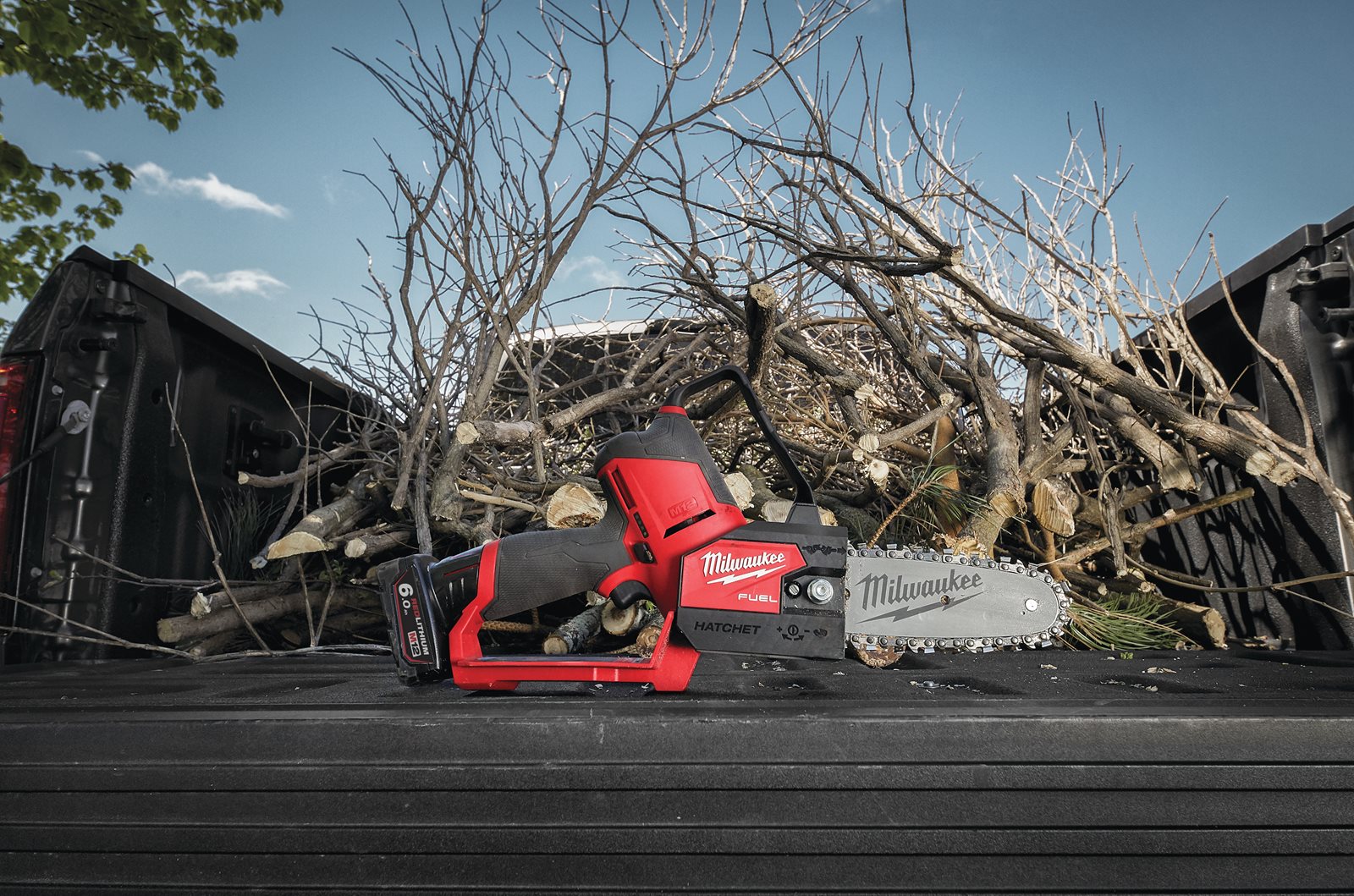 Fierăstrău curățare crengi M12 FUEL HATCHET 15 cm Milwaukee M12 FHS-0 - in utilizare 1