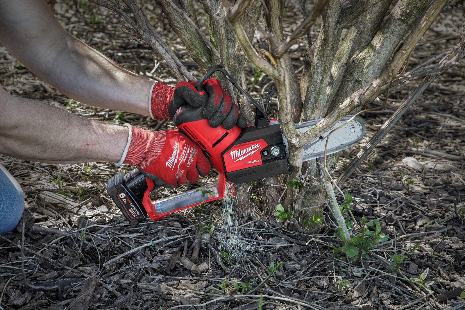 Fierăstrău curățare crengi M12 FUEL HATCHET 15 cm Milwaukee M12 FHS-0 - in utilizare 2