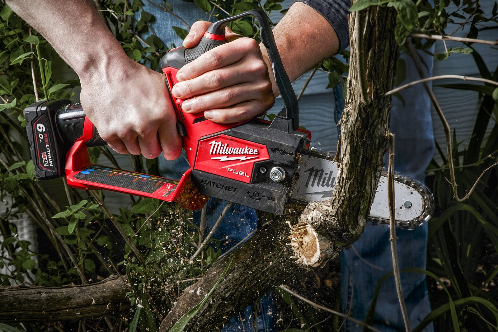Fierăstrău curățare crengi M12 FUEL HATCHET 15 cm Milwaukee M12 FHS-0 - in utilizare 3
