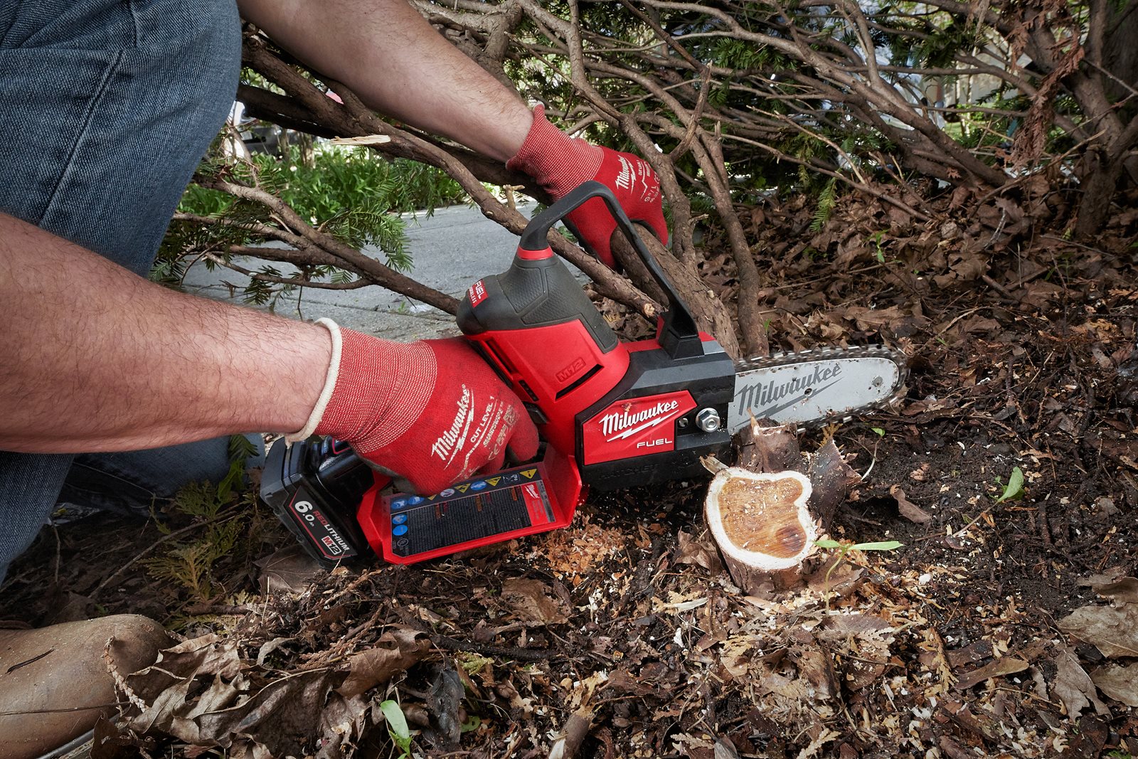Fierăstrău curățare crengi M12 FUEL HATCHET 15 cm Milwaukee M12 FHS-0 - in utilizare 4