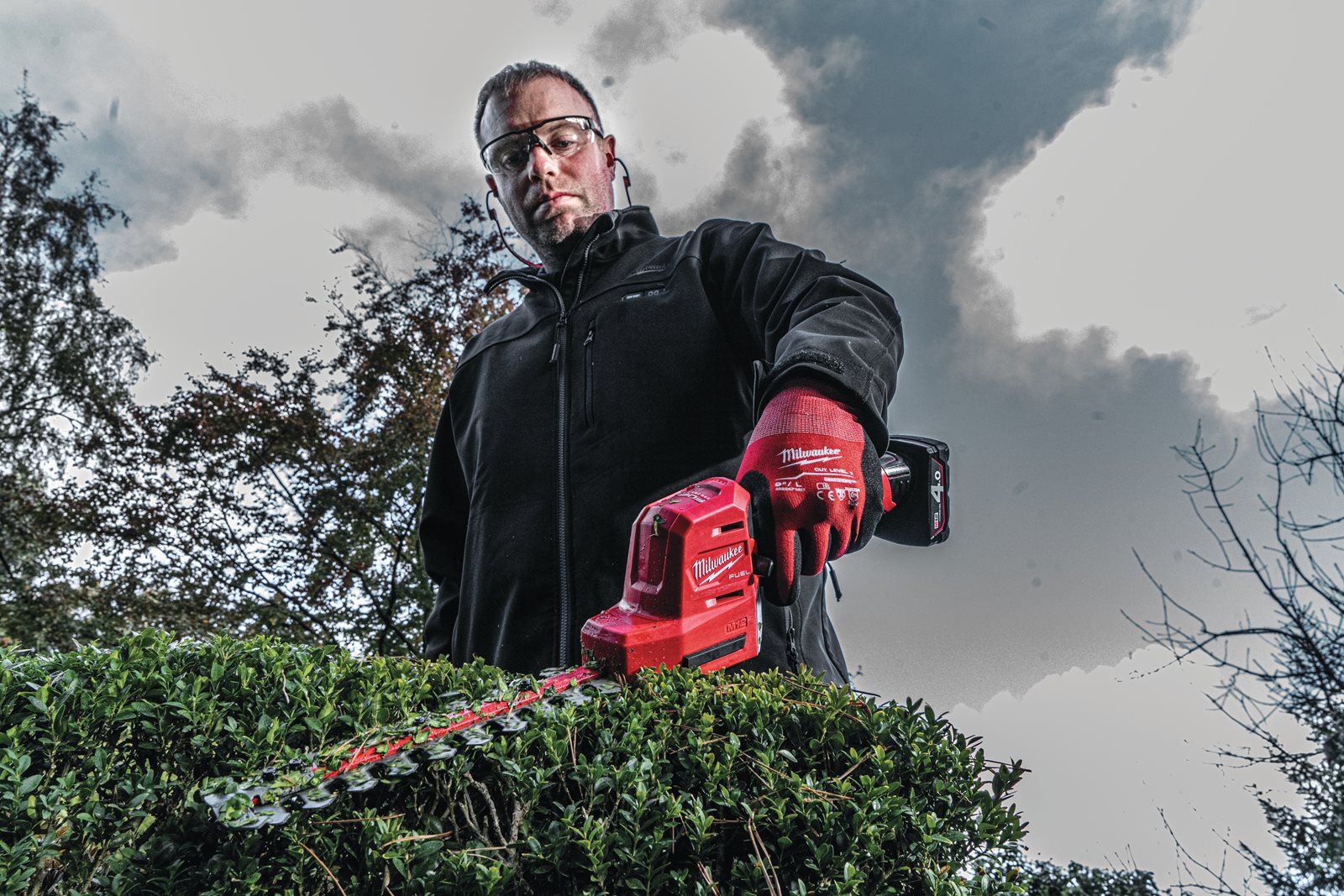 Trimmer pentru gard viu 20 cm M12 FUEL Milwaukee M12 FHT20-0 - in utilizare 1