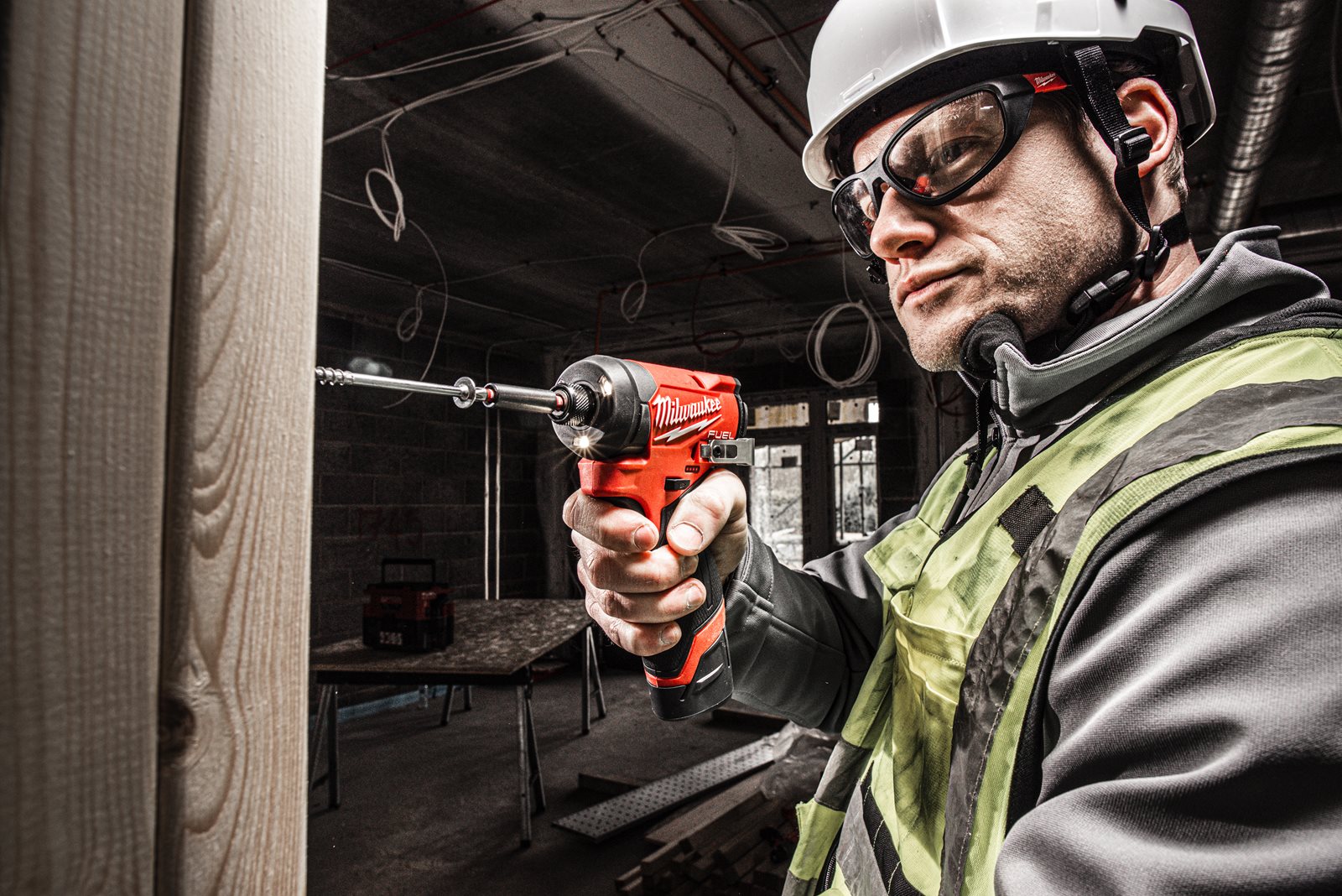 Mașină de înșurubat cu impact 1/4" Hex M12 FUEL subcompactă Milwaukee M12 FID2-0 - in utilizare 1