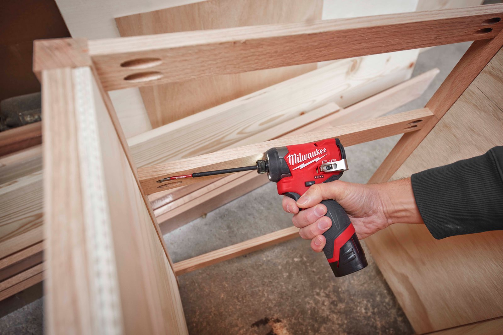 Mașină de înșurubat cu impact 1/4" Hex M12 FUEL subcompactă Milwaukee M12 FID2-0 - in utilizare 9