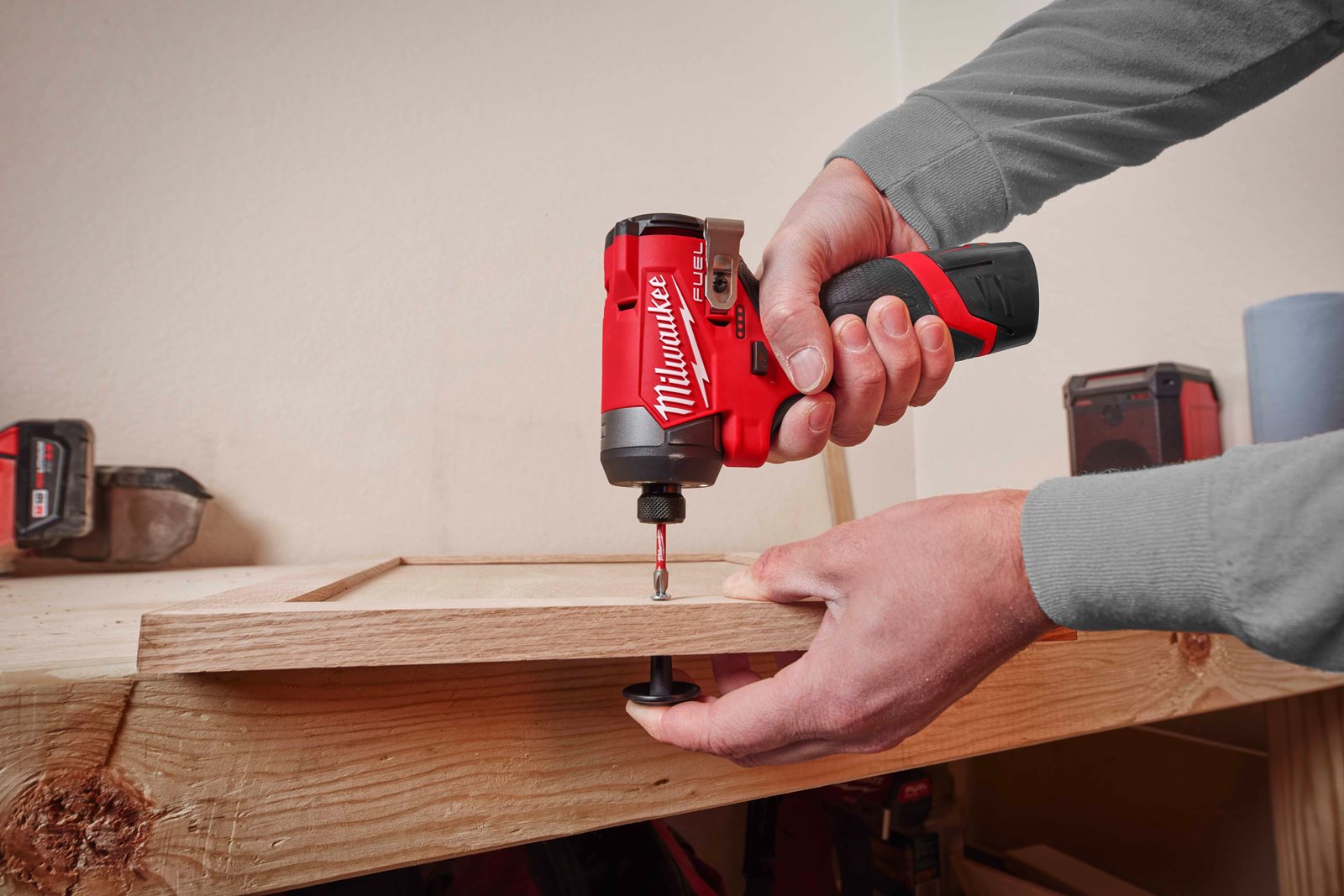 Mașină de înșurubat cu impact 1/4" Hex M12 FUEL subcompactă Milwaukee M12 FID2-0 - in utilizare 10
